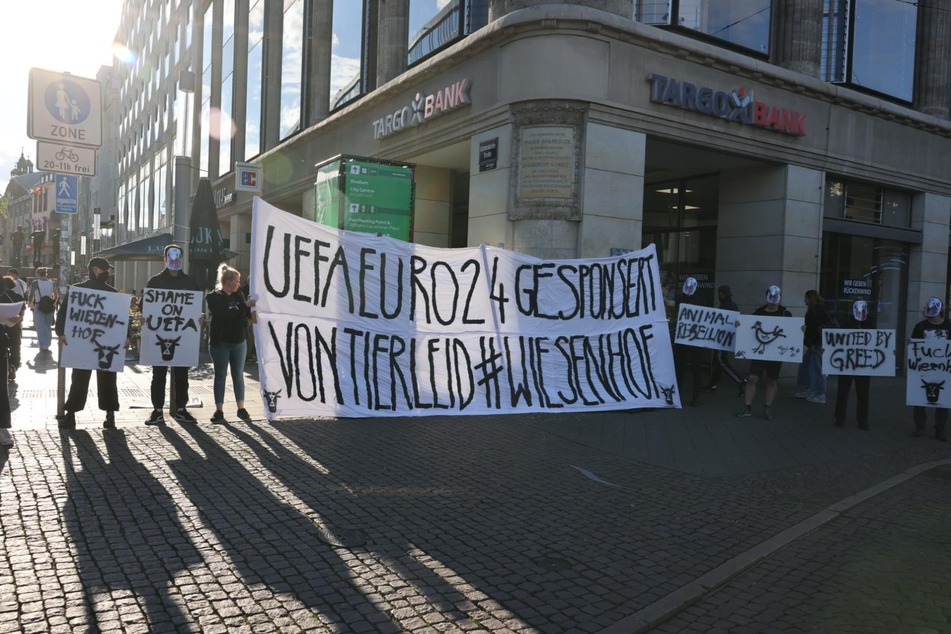 Protest gegen EM-Sponsor Wiesenhof an der Grimmaischen Straße.