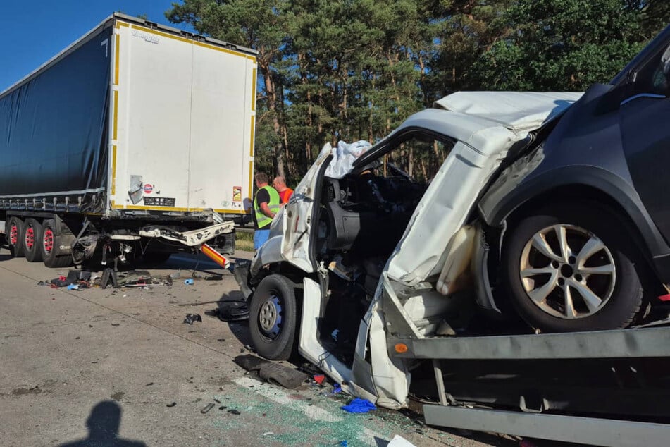 Am Stauende ist ein Autotransporter in das Heck eines Sattelschleppers gekracht.