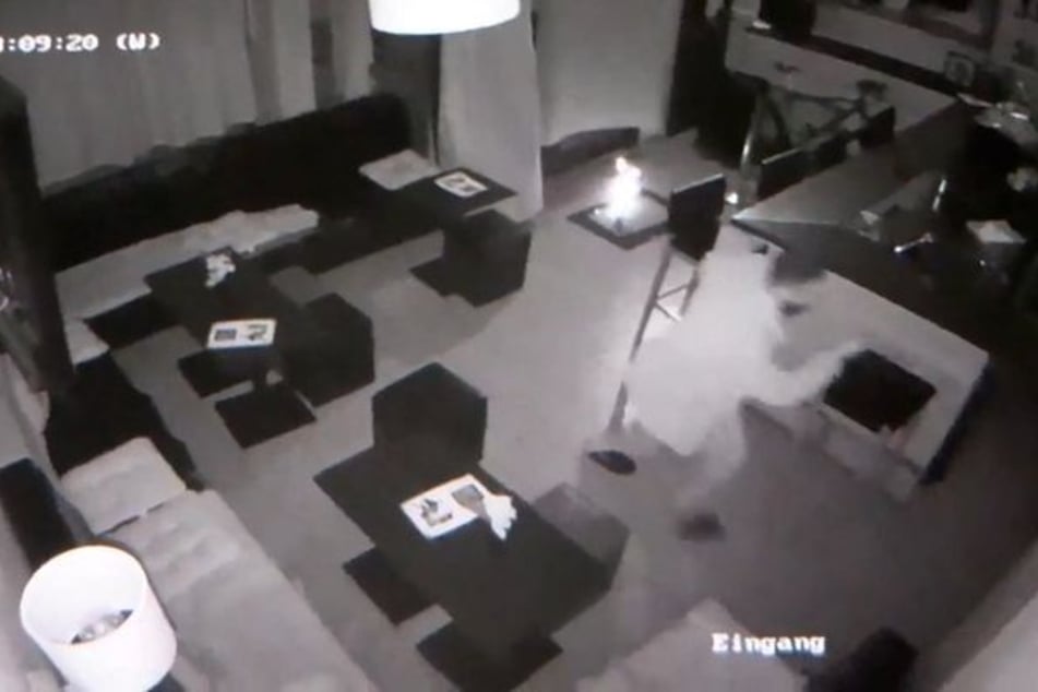 Auf Bildern einer Überwachungskamera in dem Café ist zu sehen, wie ein Gegenstand explodiert.
