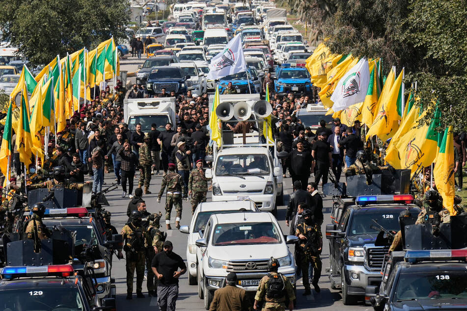 Im Irak kommt es seit dem Angriff auf den Iran zu Unruhen. Hier nehmen Mitglieder einer irakischen-schiitischen militanten Gruppe an der Beerdigung eines Kämpfers der Hisbollah teil.