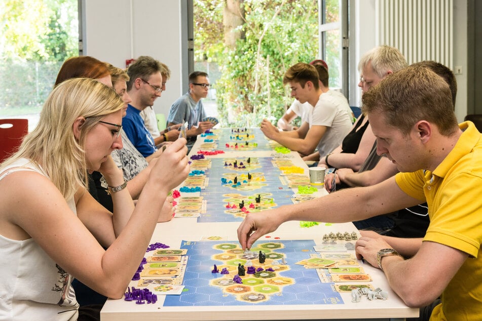 Das diesjährige Motto der Aktionswoche begründet das "Kompetenznetz Einsamkeit" damit, dass "Spiele Menschen zusammenbringen, den Austausch fördern und emotionale Momente schaffen".