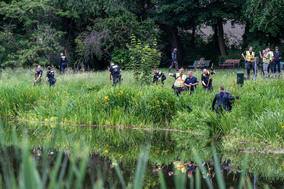 Insgesamt 30 Polizeikräfte haben das Ufer des Beckens nach der Tatwaffe abgesucht.