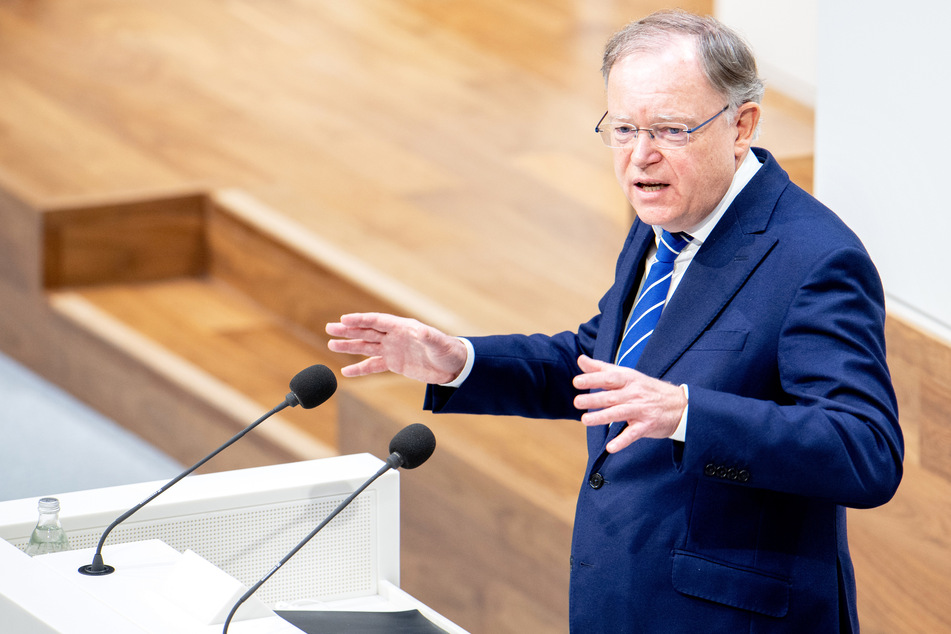 Niedersachsens Ministerpräsident Stephan Weil (SPD) würde sich sofort mit AstraZeneca impfen lassen. (Archivfoto)