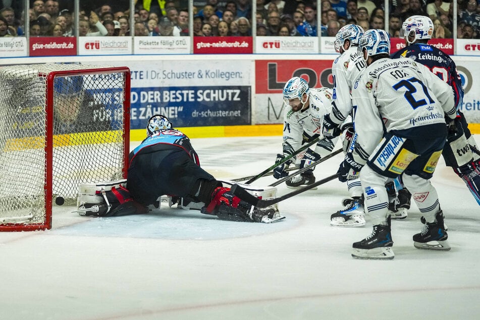 Aus extrem spritzen Winkel schob Tomas Sykora (35, 2.v.r.) die Scheibe ins Ravensburger Tor und machte den Aufstieg perfekt.