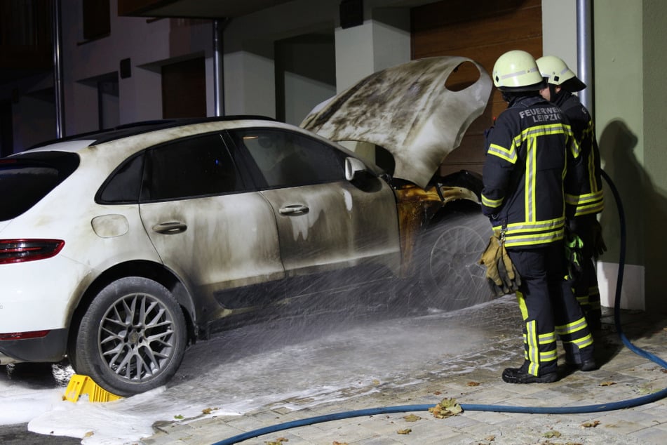 Leipzig: Porsche im Leipziger Osten in Flammen: Polizei ermittelt wegen Brandstiftung