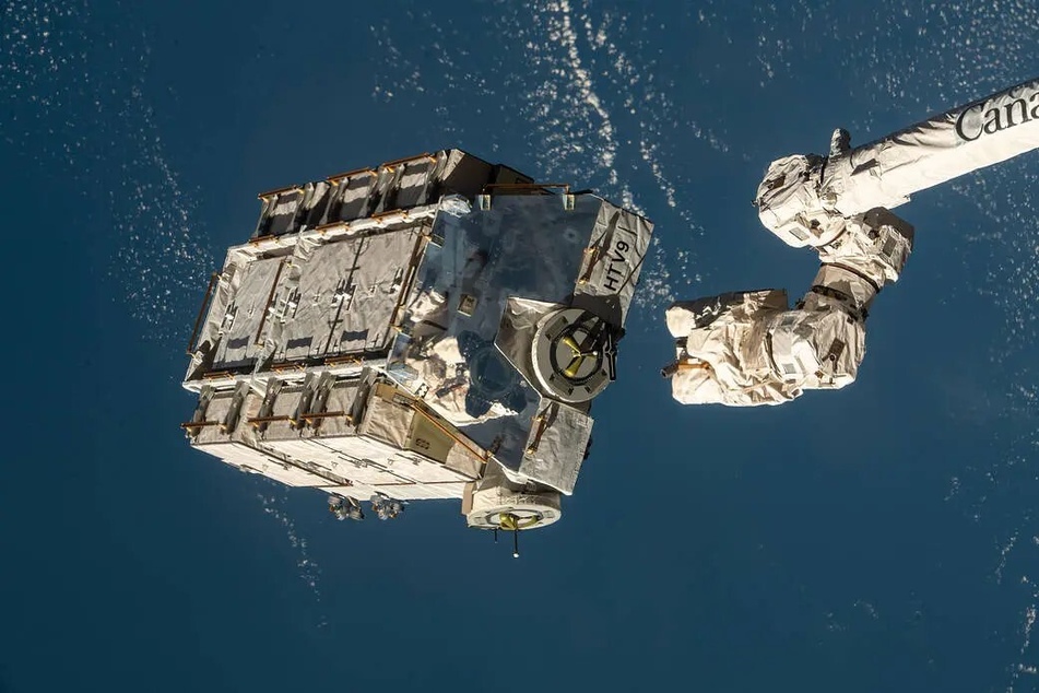 Trümmerteile eines ausrangierten Batteriepakets der Internationalen Raumstation ISS könnten am Freitag auf der Erde für Aufsehen sorgen.