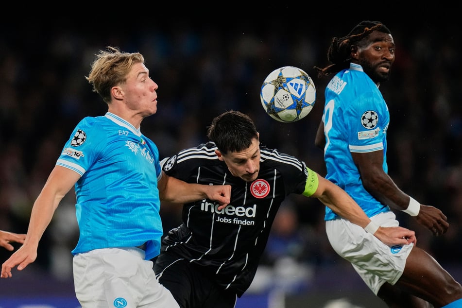 Eintracht-Kapitän und Abwehrchef Robin Koch (M.) legte eine tadellose Leistung hin und wurde zum "Man of the Match" gekürt.