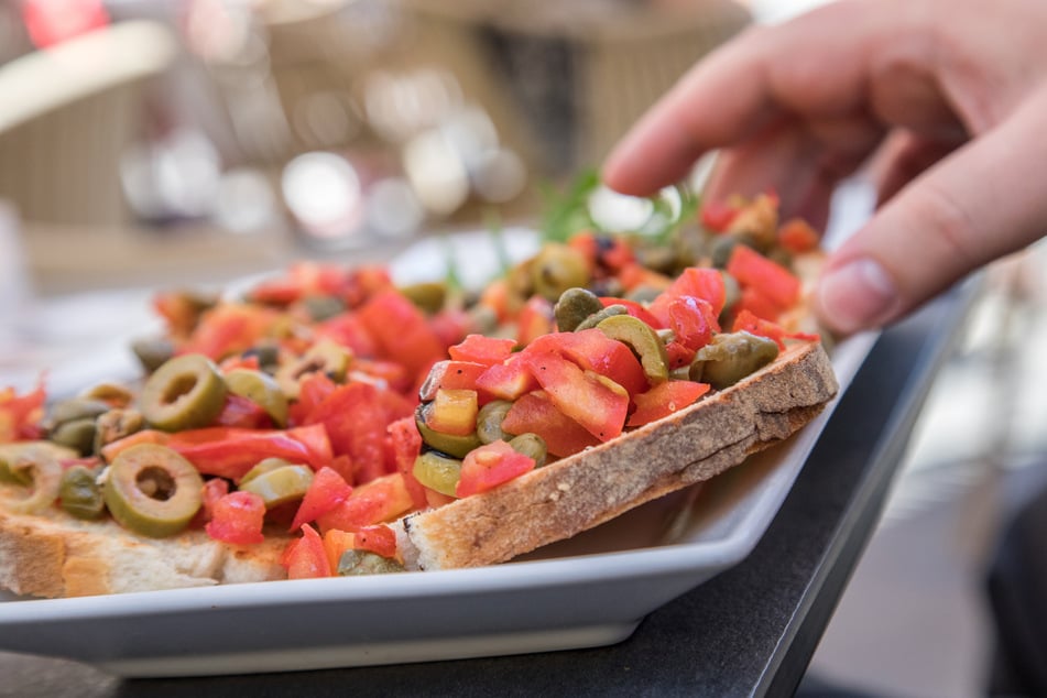 Knuspriges Brot mit frischen Oliven, Olivenöl und sonnengereiften Tomaten ist auf Malta ein Muss!