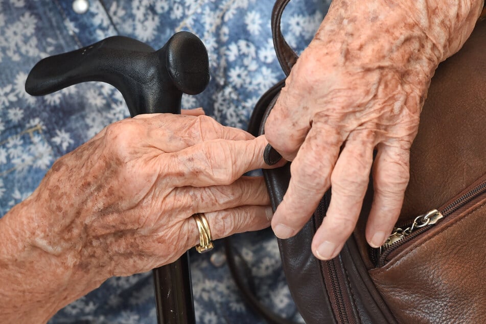 Bei dem Raub zog sich die Seniorin (86) eine Kopfverletzung zu. (Symbolfoto)