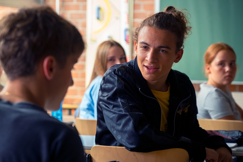 Das Thema "Anne Frank" löst einen Streit zwischen Karim (Oskar Redfern, r.) und Max (Samuel Benito, l.) aus.