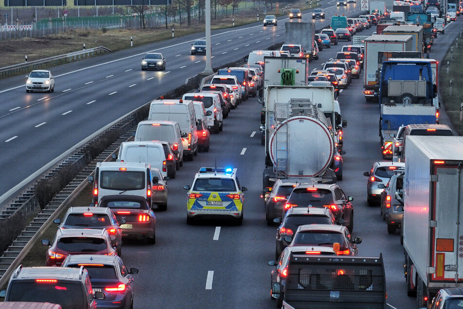 Der entsprechende Autobahnabschnitt blieb fast drei Stunden komplett gesperrt.