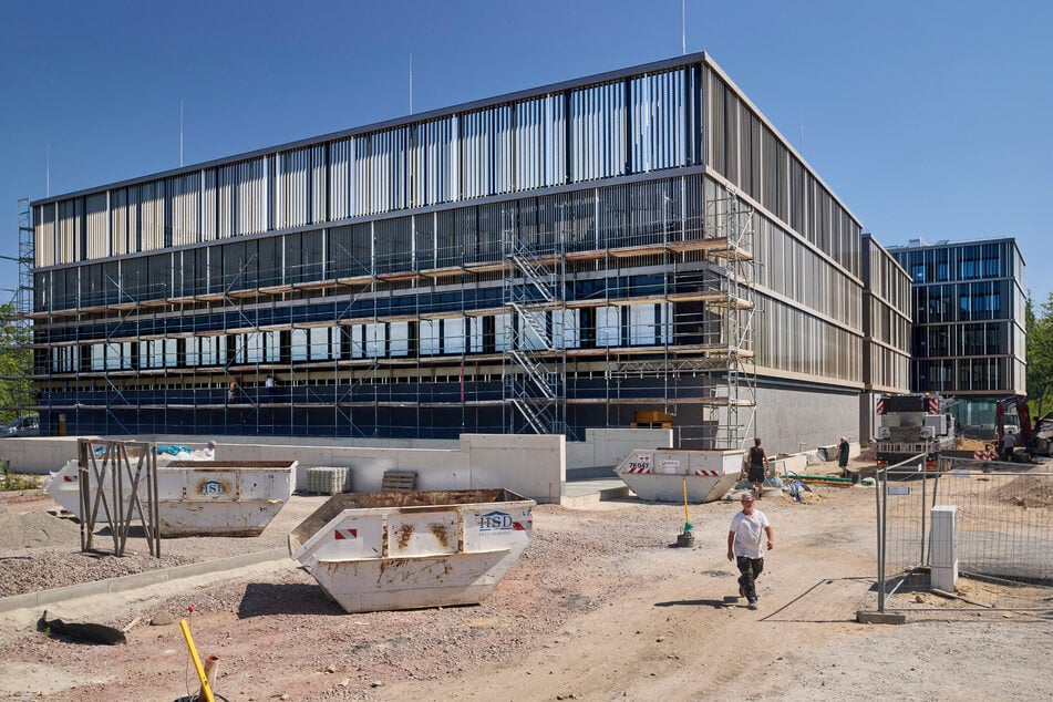 Die Fassade des neuen BSZ Wirtschaft ist schon aus der Ferne gut zu erkennen.