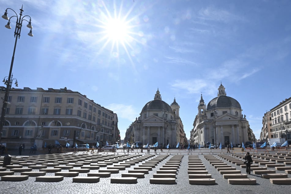 Mehr als Tausend Särge ließen den berühmten Platz in Rom trotz strahlendem Sonnenschein düster erscheinen.