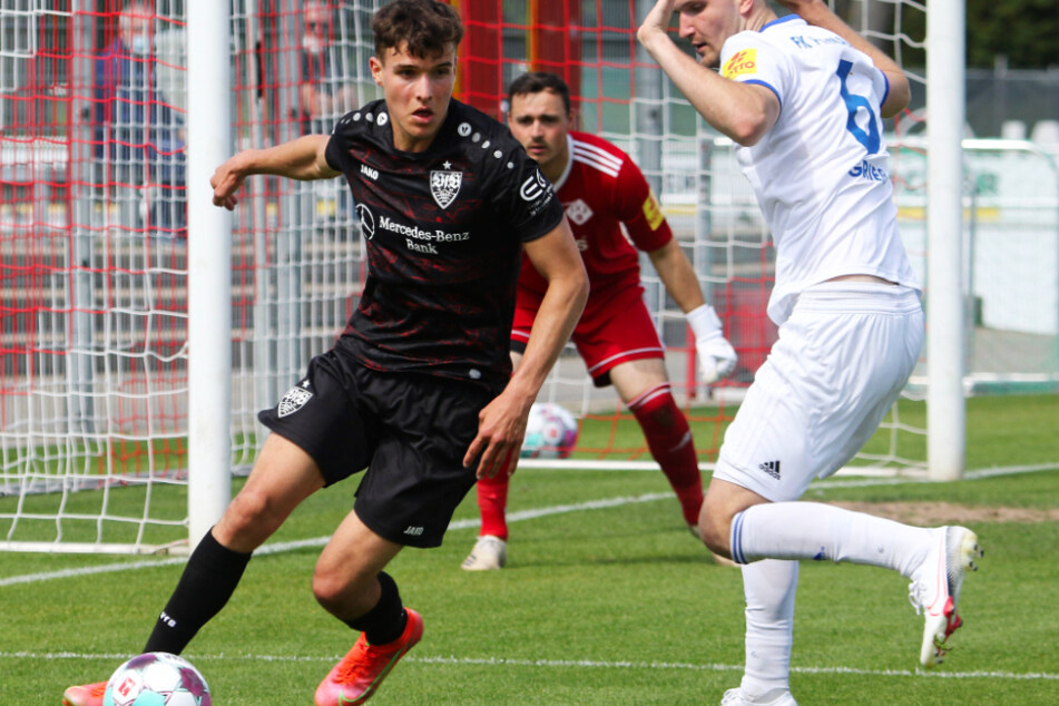 VfB-Youngster Leonhard Münst (19, l.) wird in der anstehenden Saison nicht das Trikot mit dem Brustring tragen.