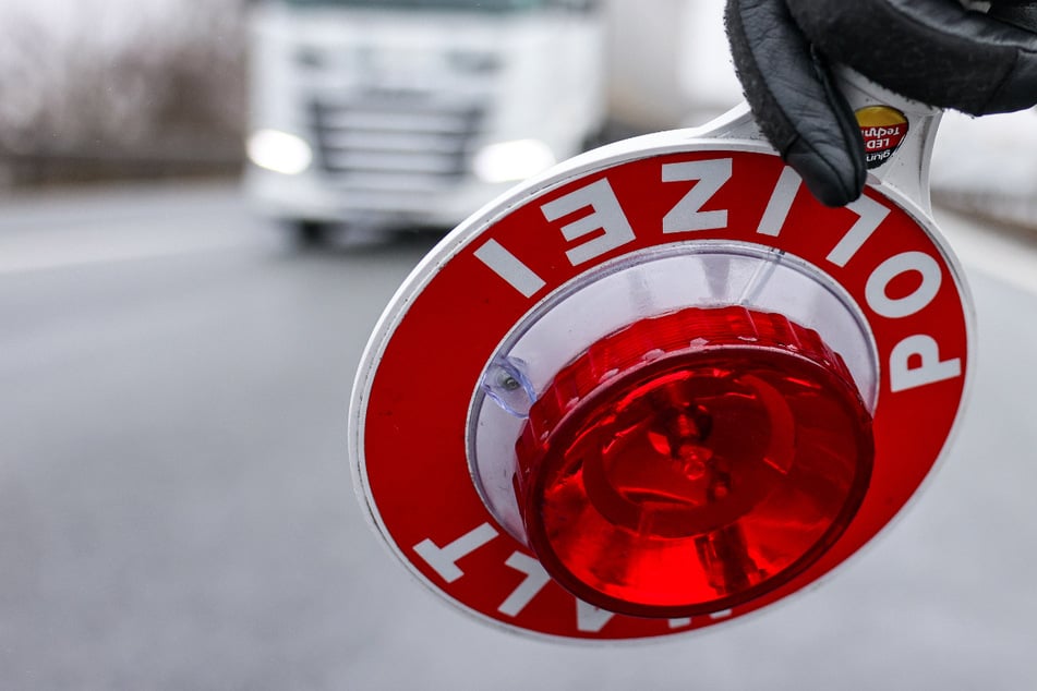 Die Polizei hat den Mann (37) in Südhessen aus dem Verkehr gezogen und kontrolliert - mit erheblichen Folgen. (Symbolbild)