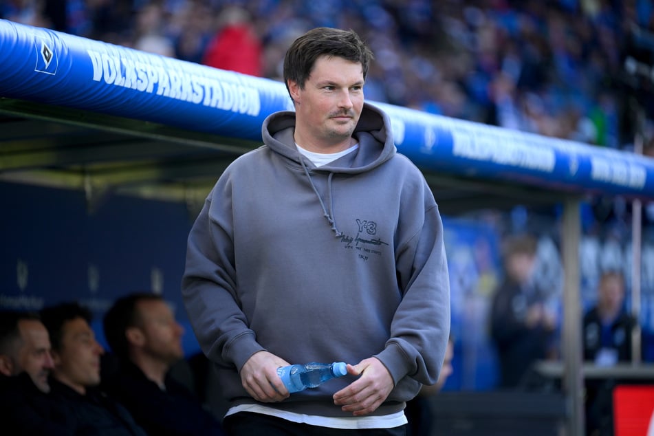 HSV-Coach Merlin Polzin (35) würde gerne einen Knopf drücken können, damit seine Spieler schneller rennen.