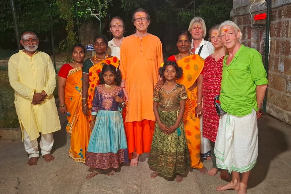 Yoga-Lehrer Swami Brahmananda (Mitte) lud vier seiner Dresdner Schüler zur spirituellen Reise nach Indien ein.