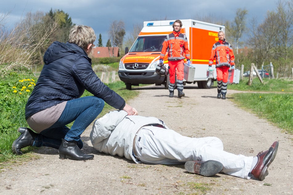 Schnelle Erste-Hilfe-Maßnahmen steigern die Überlebenschance bei einem plötzlichen Herzstillstand um mehr als das Dreifache. (Symbolbild)