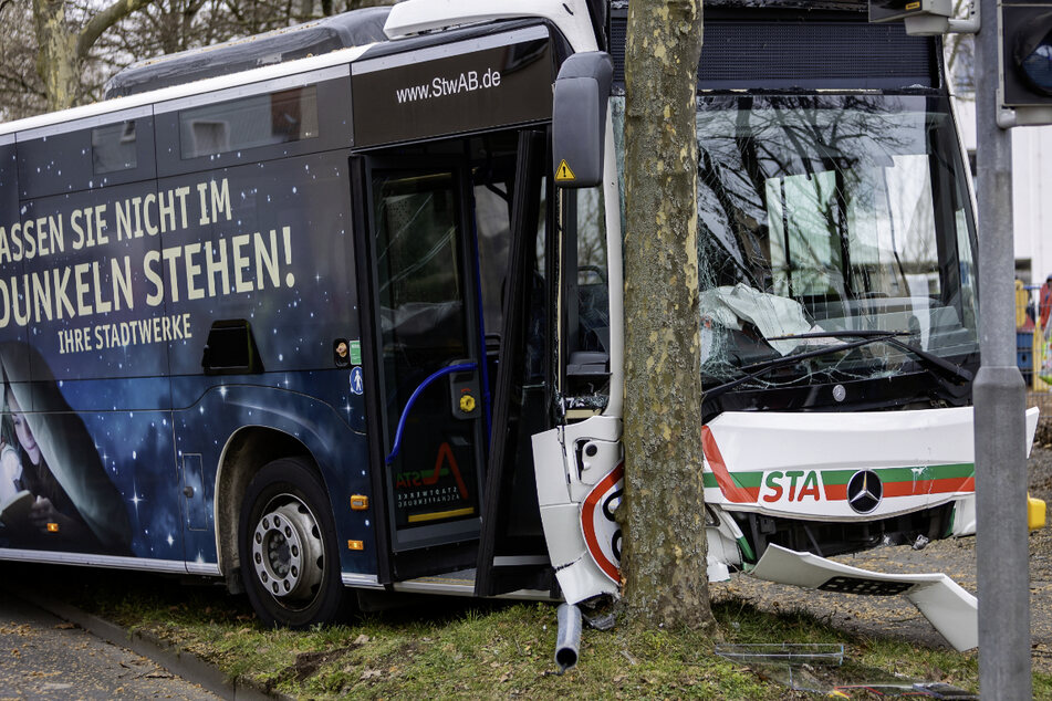 Linienbus kracht in Laternenmast und gegen Baum: Elf Verletzte