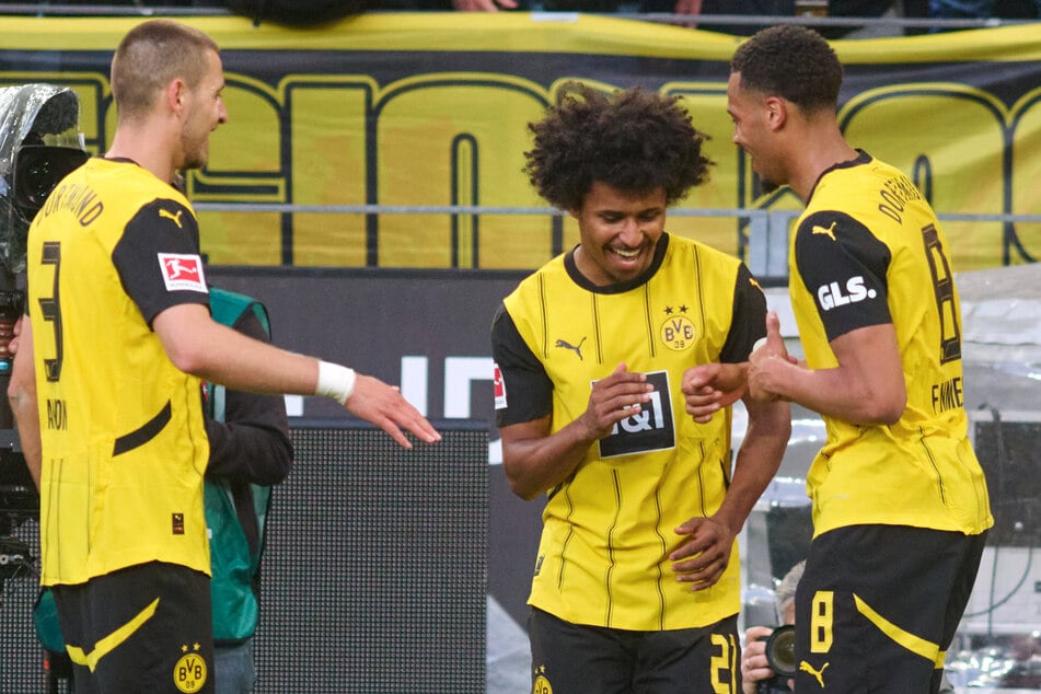 Auch Karim Adeyemi traf doppelt für Dortmund und lud seine Teamkollegen Waldemar Anton (links) und Felix Nmecha (rechts) zum Tänzchen.