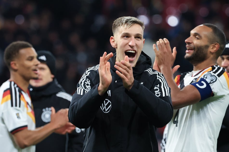 Die deutsche Fußball-Nationalmannschaft um Malick Thiaw (24, l.), Nico Schlotterbeck (25, M.) und Jonathan Tah (29, r.) hat sich die direkte WM-Quali schmecken lassen.