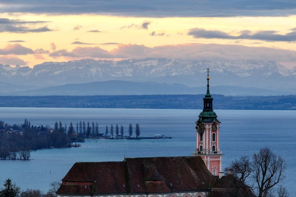Zwischen Südschwarzwald und Schwäbischer Alb seien sogar mehr als 100 Sonnenstunden verzeichnet worden.