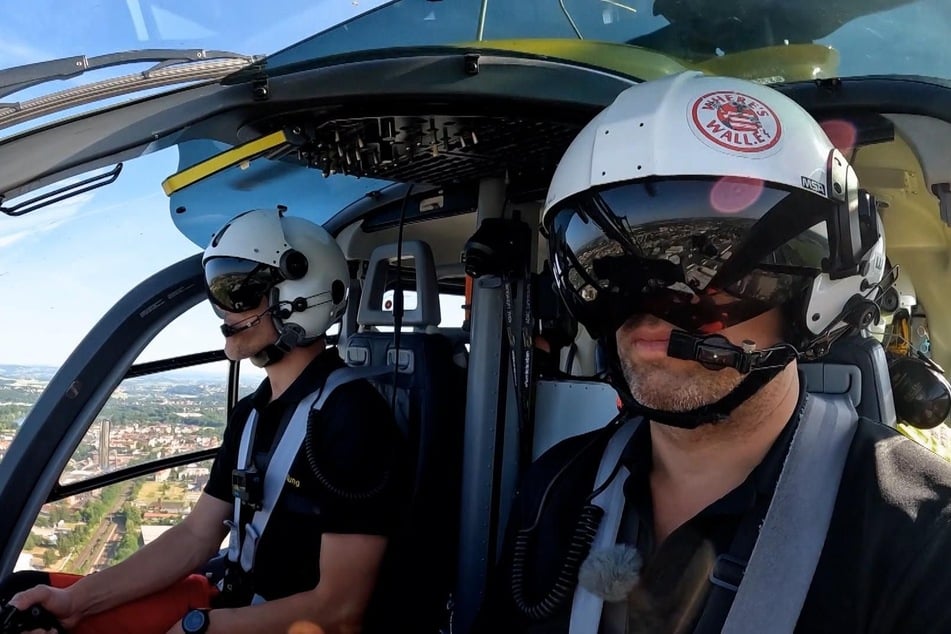 Notarzt Dr. Frank Tümmler (50, l.) und Sanitäter Daniel Wallis (43) auf dem Weg zu einem Rettungseinsatz im Vogtland: Eine Mountainbikerin war schwer gestützt, musste umgehend behandelt werden.