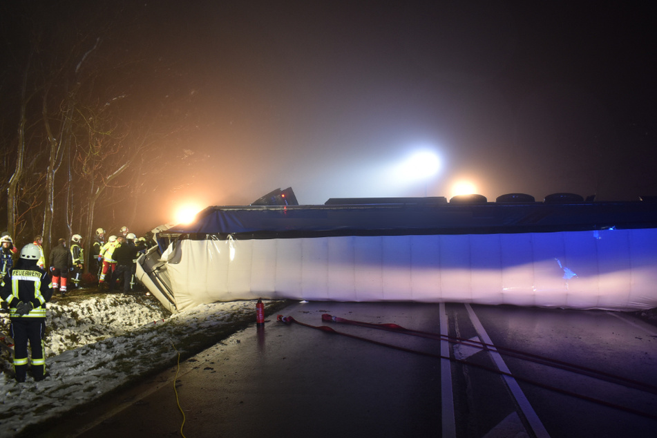 In Sachsen-Anhalt kippte in der Nacht zu Montag ein Lastwagen um. Der Fahrer (58) wurde schwer verletzt.