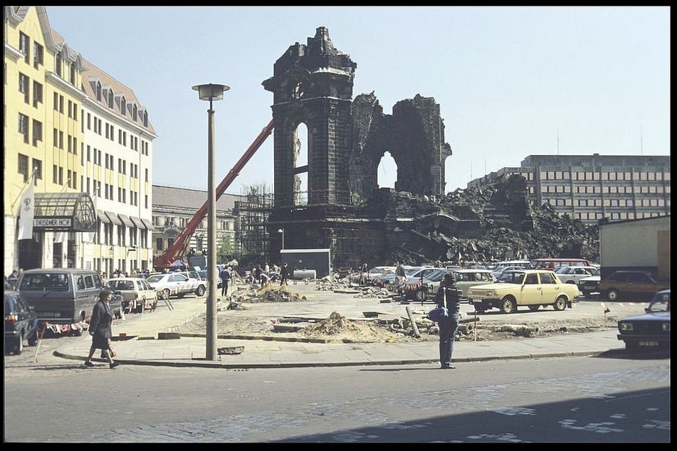 Heute kaum noch vorstellbar: Das ist der Blick auf die noch in Trümmern liegende Frauenkirche entlang der Töpferstraße 1990. Diese Sicht wäre heute von der QF-Passage verdeckt. Links das Hotel "Dresdner Hof". Im heutigen "Hilton" macht es sich nicht nur Roland Kaiser gern gemütlich.