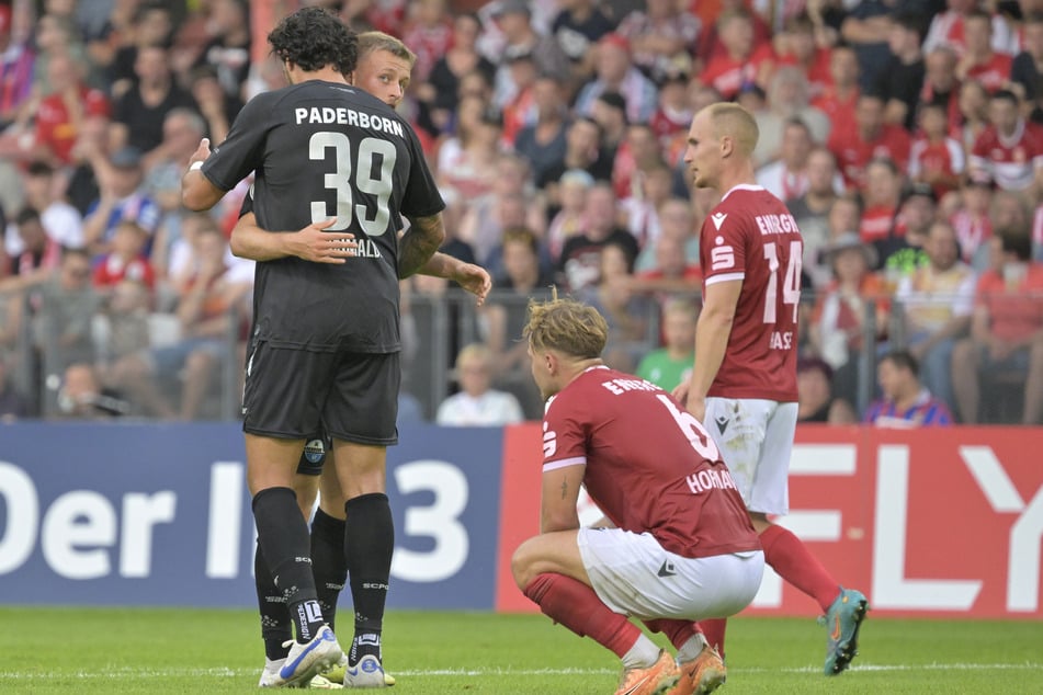 Leere Blicke bei den Spielern von Energie Cottbus nach dem 0:7 im DFB-Pokal gegen Paderborn.