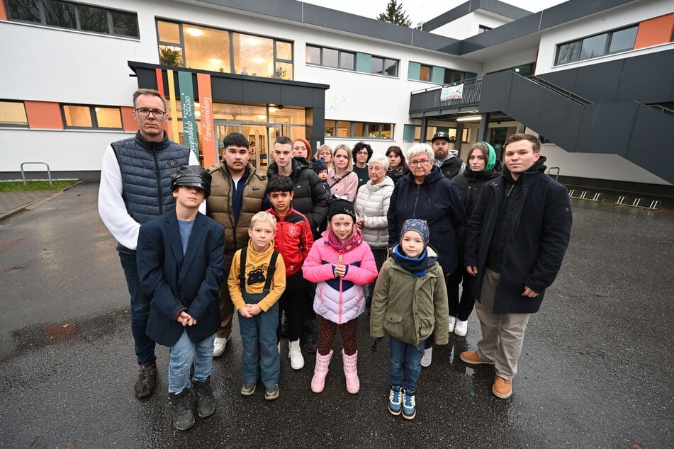 Kinder, Jugendliche, Eltern, Senioren und Mitarbeiter protestieren gegen die Schließung des Hauses "Liddy".