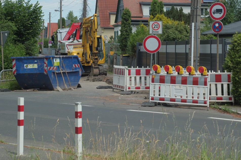 Bei Bauarbeiten im Richard-Springer-Weg in Leipzig-Holzhausen ist am Dienstag eine Gasleitung beschädigt worden.