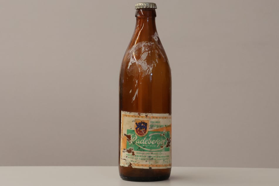 In der Flasche Radeberger Pilsner befand sich kein "kühles Blondes", sondern eine Botschaft.
