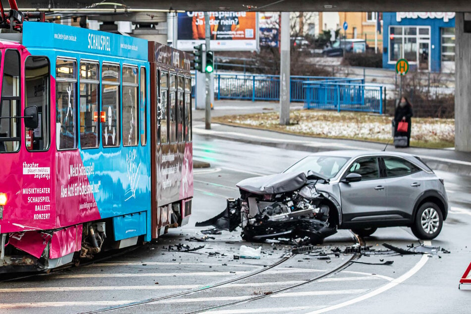 In Plauen ist auf der Reichenbacher Straße ein Opel mit einer Straßenbahn zusammengekracht.