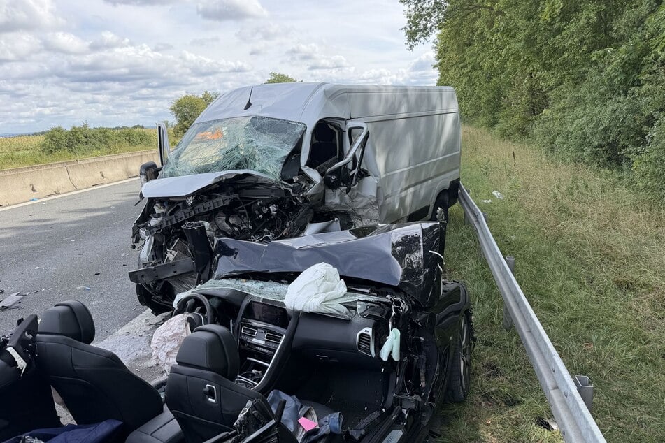 Die Feuerwehr musste die eingeklemmten Fahrer befreien.