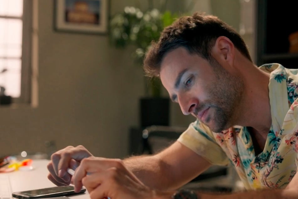 Daniel (Daniel Fritz, 41) ist mit seinen Gedanken bei dem ungeborenen Kind und ihm unterlaufen im Job Fehler.