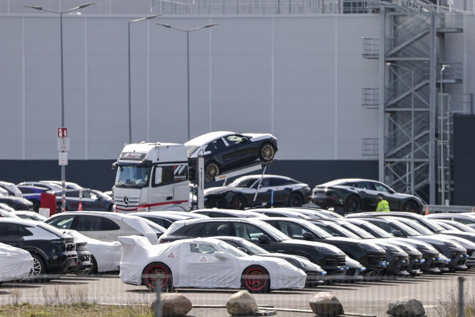 Die Polizei vermutet, dass die beiden Täter mit einem weißen Sportwagen unterwegs waren und bittet Zeugen um Hinweise. (Symbolbild)