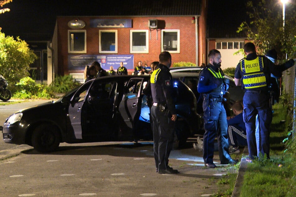 Die Polizei kontrollierte mehrere Fahrzeuge.