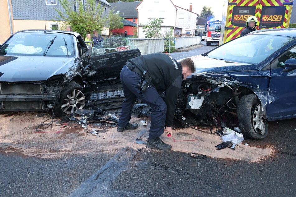 Die Straße musste nach dem Crash gesperrt werden.
