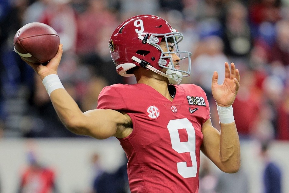Bryce Young of the Alabama Crimson Tide warms up before the game against the Georgia Bulldogs in the 2022 CFP National Championship.