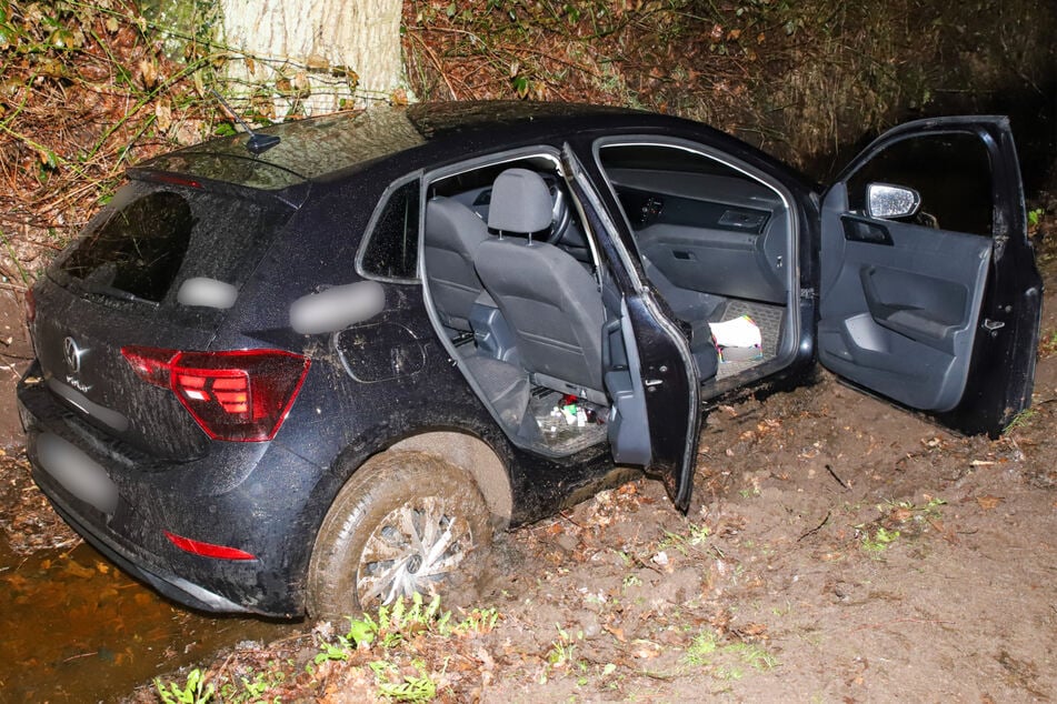 Der Fahrer verlor aus bislang ungeklärter Ursache die Kontrolle über das Auto.