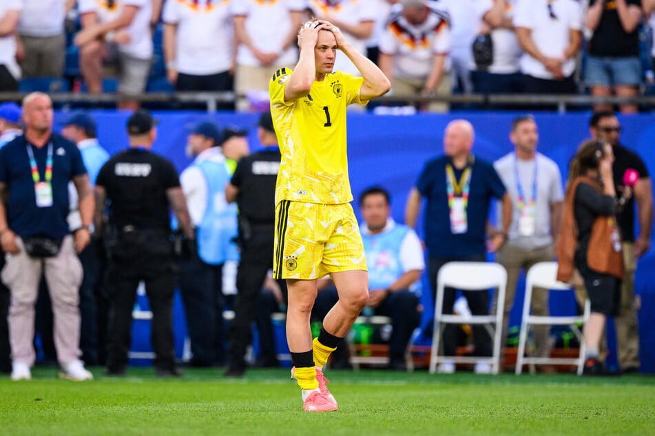 Manuel Neuer (40) waren Enttäuschung und Schock ob des frühen WM-Ausscheidens noch auf dem Rasen anzusehen.