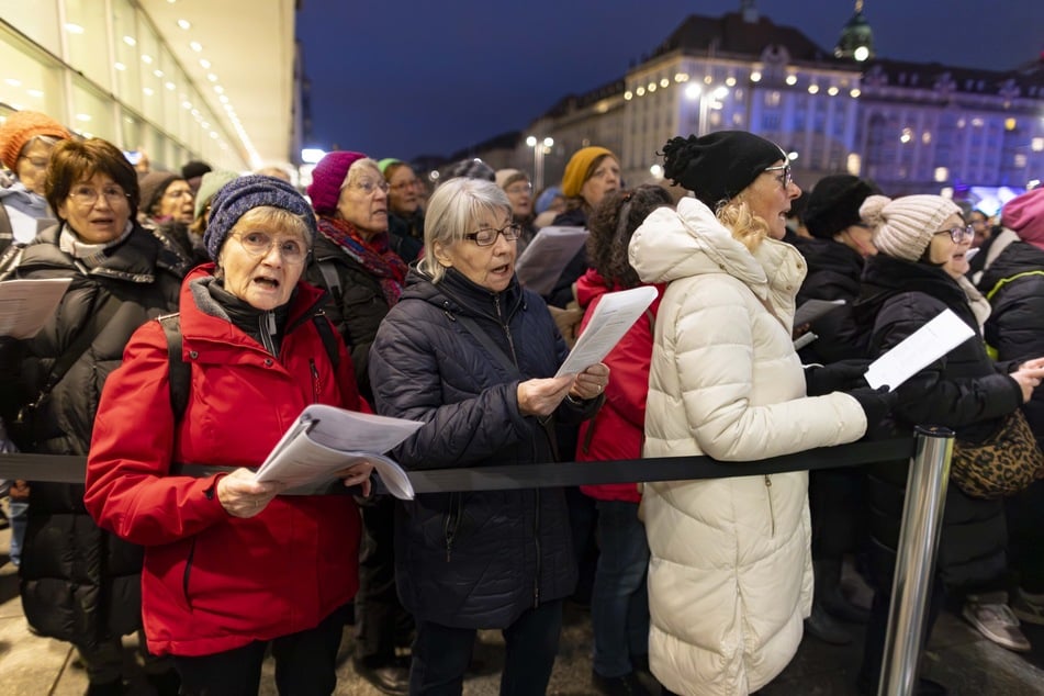 Beim Bürgersingen stimmten die Dresdner Lieder wie "Sag mir wo die Blumen sind" an.