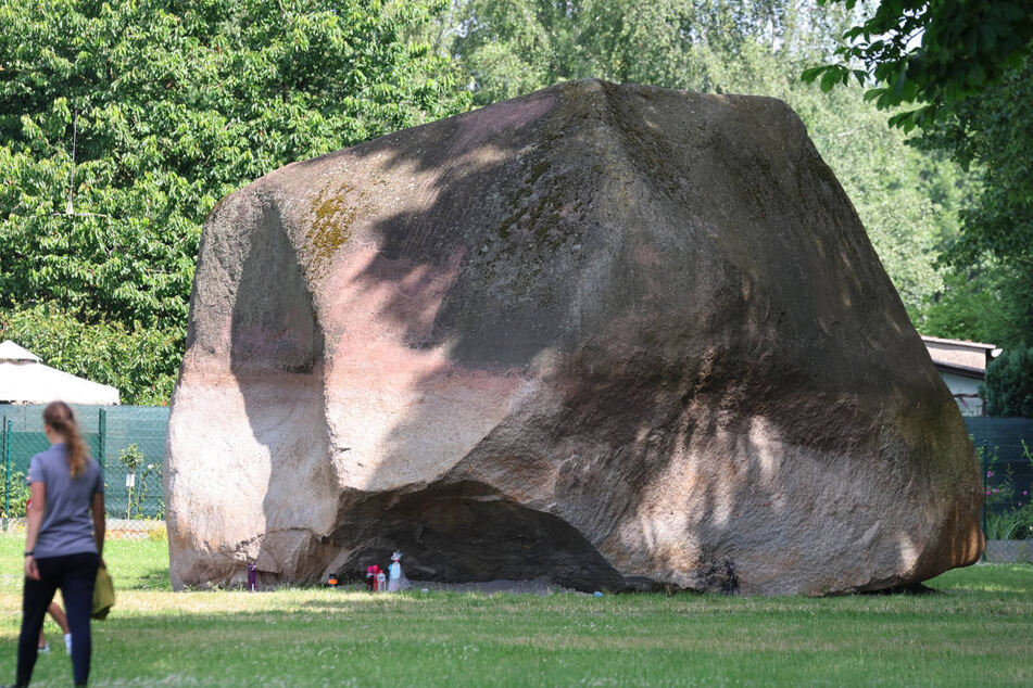 Der Große Stein ist ein Wahrzeichen von Altentreptow und ein beliebter Jugendtreff. Hier soll am Freitag eine Abschiedszeremonie für die verstorbene 13-Jährige stattfinden.