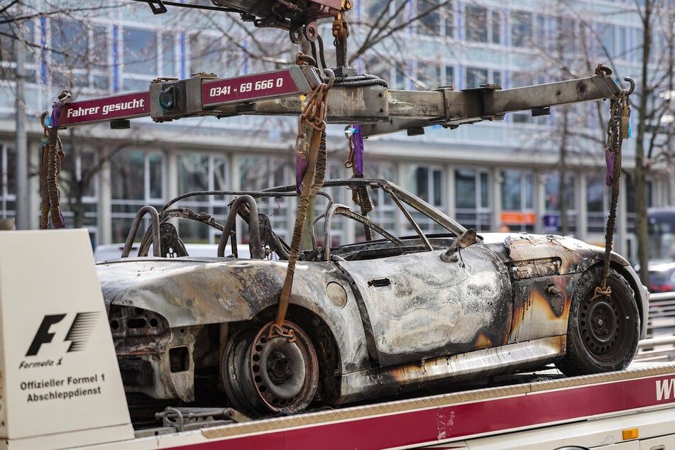 Ein BMW und ein Opel wurden durch die Flammen vollständig zerstört.