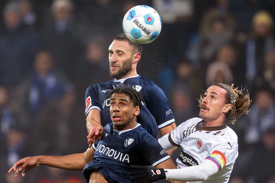 Vieles spielte sich zwischen dem FC St. Pauli und dem VfL Bochum in der Luft ab. Hier ist Jackson Irvine im Zweikampf mit Bernardo und Ivan Ordets (hinten).