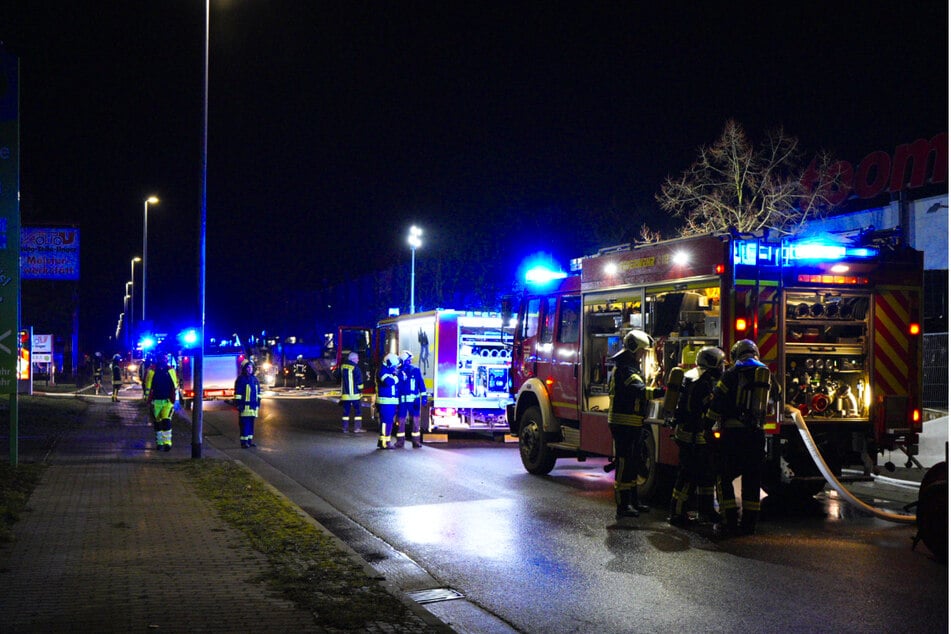 Zahlreiche Einsatzkräfte waren am Freitagmorgen mit etlichen Fahrzeugen vor Ort.