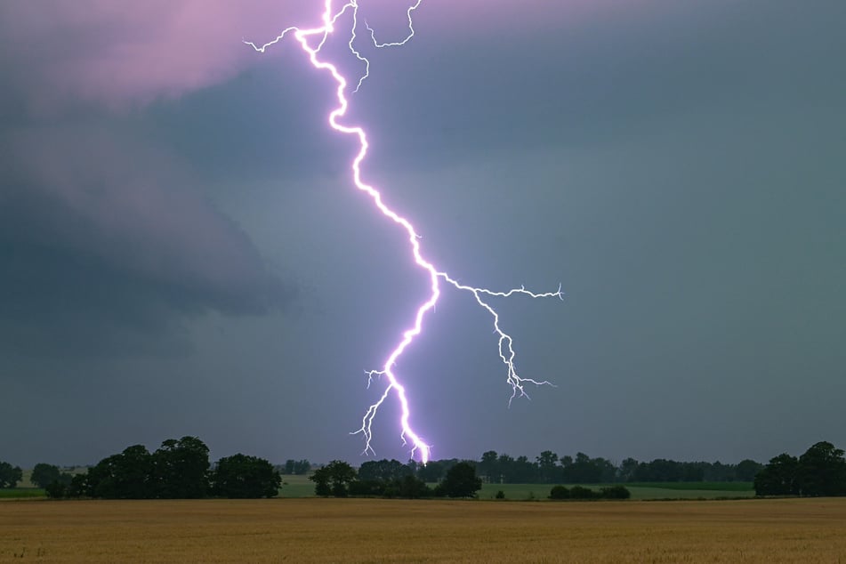 Es drohen kräftige Gewitter über Deutschland.