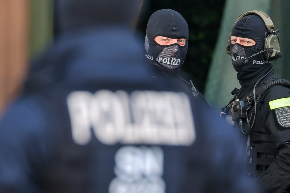 Axt-Schwinger bedroht Firmenmitarbeiter und kriegt Besuch vom SEK