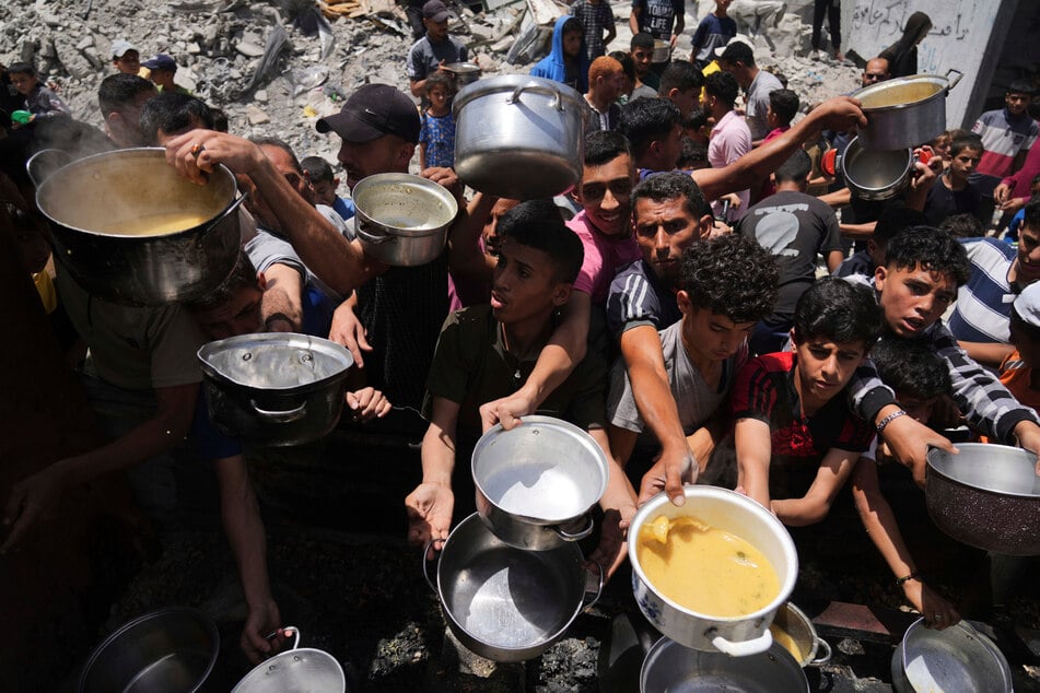 Dschabalia: Palästinenser stehen für Lebensmittel im nördlichen Gazastreifen an.